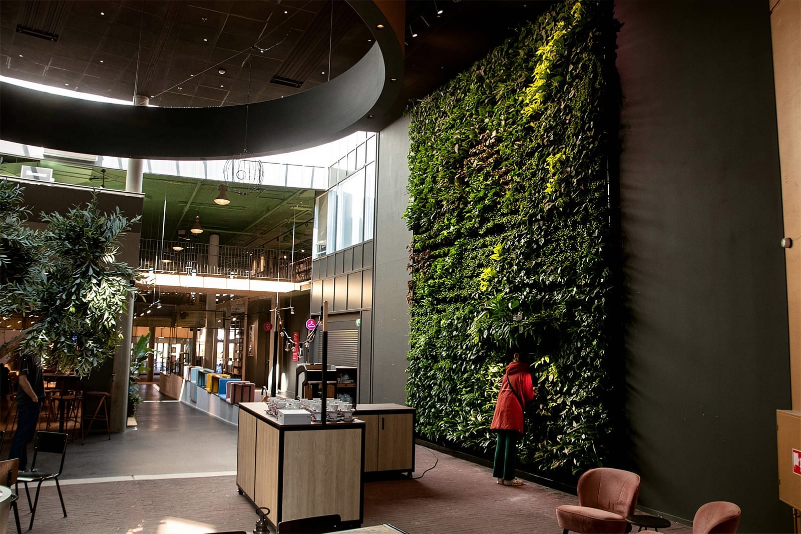 Manshoge levende wand in de hal van een cultureel centrum.