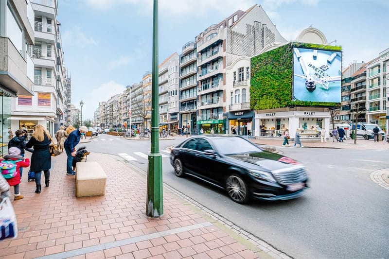 Groene gevel op een gebouw in Knokke.