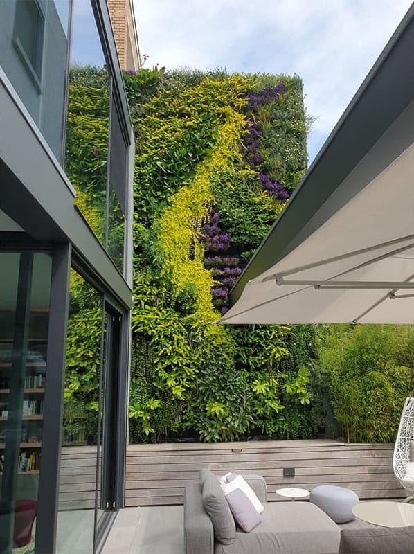 Groene gevel bij kantoren in Utrecht.